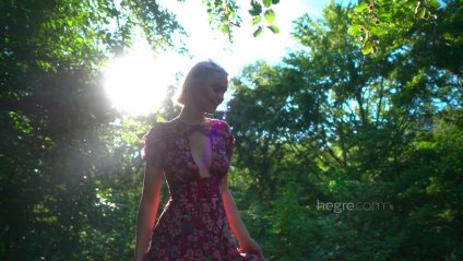 Одинокая девица умеет себе дарить удовольствие